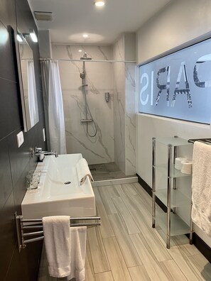 Junior-Suite, Meerseite | Badezimmer | Dusche, Regendusche, kostenlose Toilettenartikel, Haartrockner