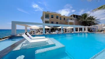 Piscine extérieure, cabanons gratuits, parasols de plage