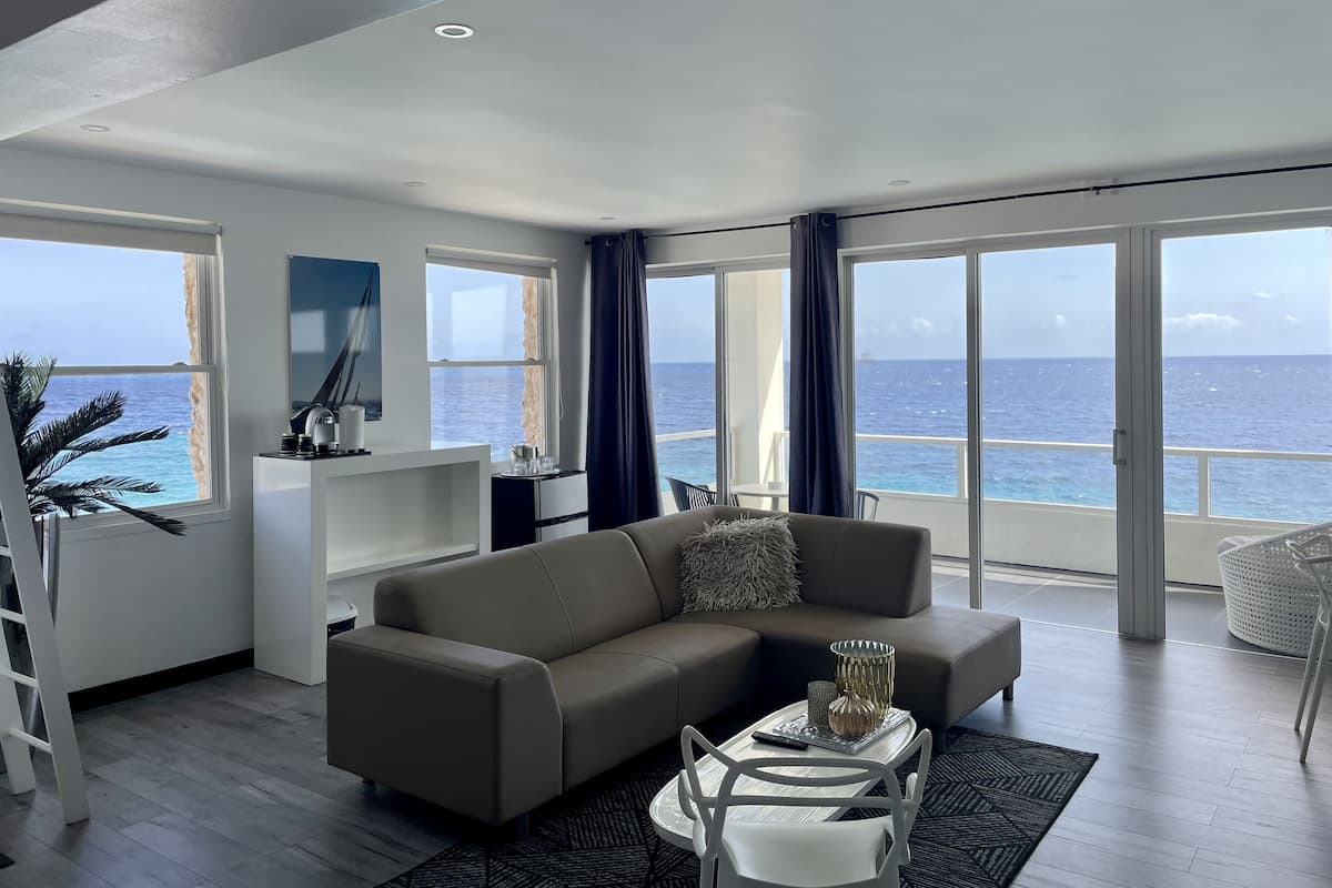 Junior-Suite, Meerseite | Wohnbereich | Smart-TV
