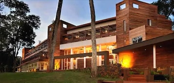 Una piscina al aire libre, sombrillas, sillones reclinables de piscina