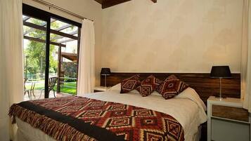 Minibar, caja de seguridad en la habitación y escritorio