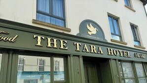 El exterior del Hotel Tara con un letrero que indica su fundación en 2004.