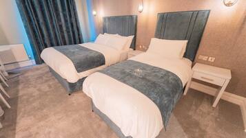 Habitación con 2 camas individuales, vistas al mar | Caja fuerte, escritorio, tabla de planchar con plancha y wifi gratis