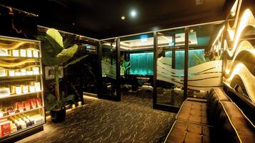 Un interior moderno con una recepción, zona de estar y exhibición de productos.
