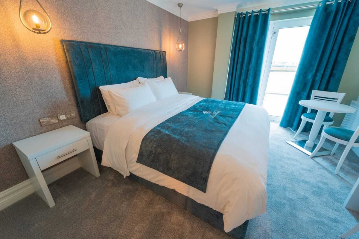 single room | in-room safe, desk, iron/ironing board, free cots/infant beds