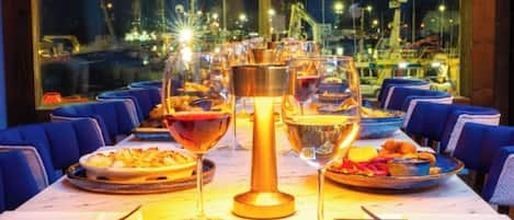 Sarapan, makan tengah hari, makan malam dihidangkan; masakan serantau