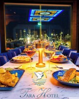 供应早餐、午餐和晚餐，地区菜