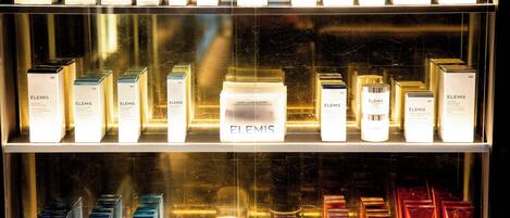 Exhibición de productos para el cuidado de la piel Elemis en una tienda.