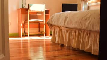 مكتب ومساحة عمل للكمبيوتر المحمول ومكواة/لوح كي وواي فاي مجانًا