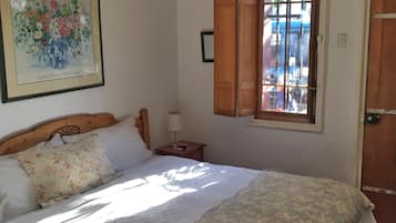 مكتب ومساحة عمل للكمبيوتر المحمول ومكواة/لوح كي وواي فاي مجانًا