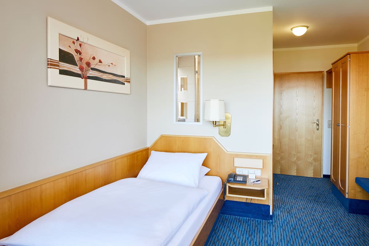 Hypo-allergenic bedding, minibar, individually decorated