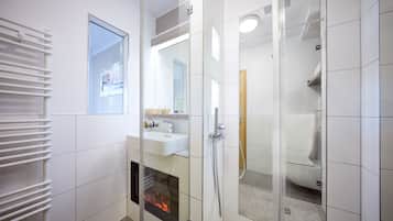 Habitación individual exclusiva, 1 cama individual, chimenea | Baño | Amenidades de baño ecológicas, secadora de cabello, pantuflas, toallas