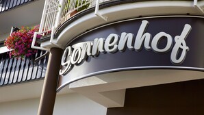 A building with a sign that reads "Gonnenhof". - Hotel Sonnenhof Dietzenbach (Dietzenbach)