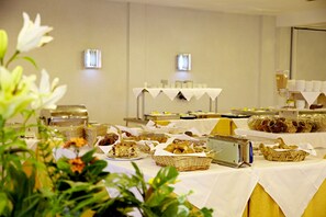 Desayuno buffet diario (EUR 15 por persona)