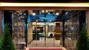 A modern hotel lobby with a red carpet, glass walls, and wooden flooring. - Mercure Istanbul Bomonti (Istanbul)