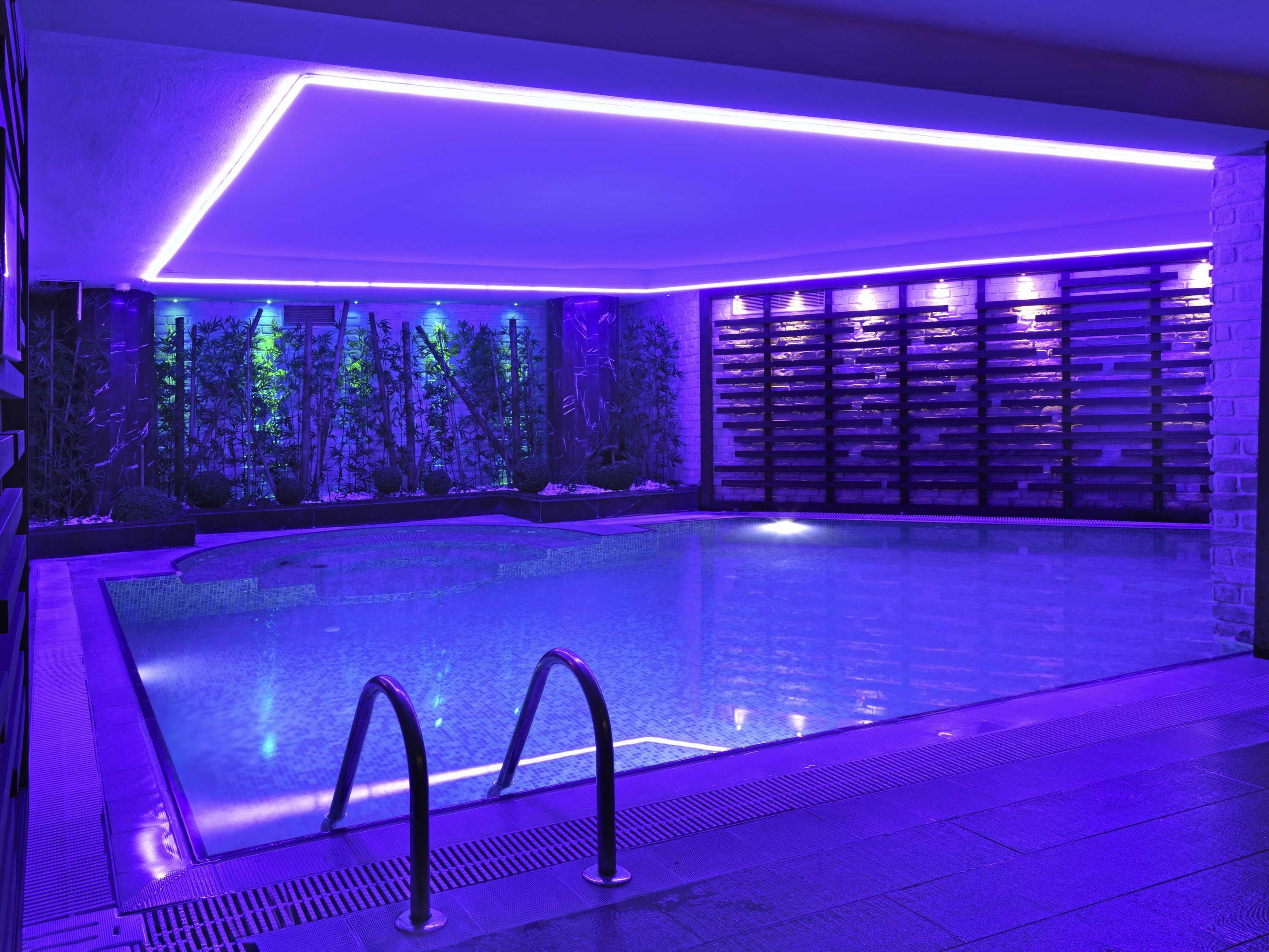 Indoor pool, pool loungers