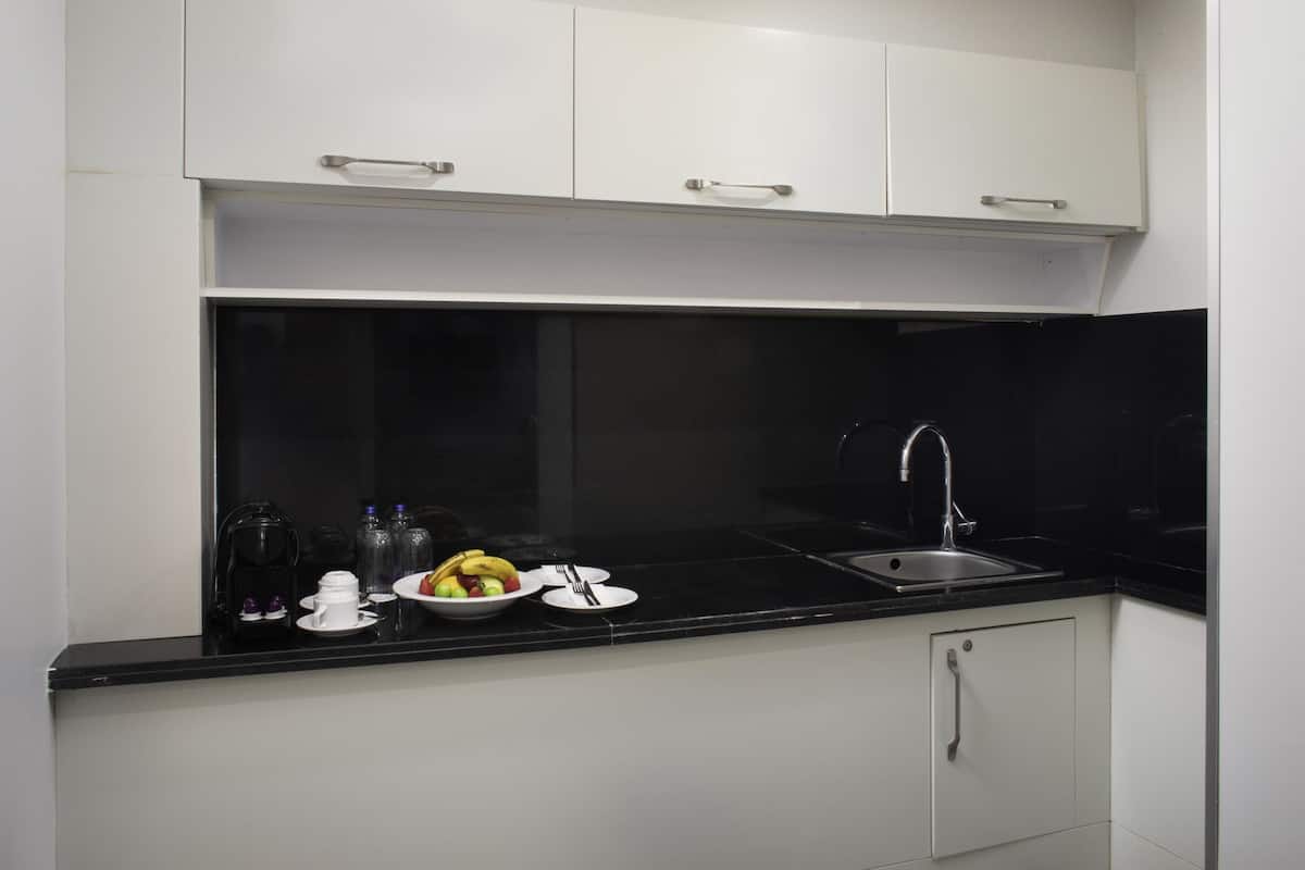 Suite ejecutiva, 1 cama matrimonial, vista a la ciudad | Ropa de cama hipoalergénica y minibar