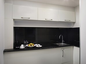 Executive Suite, 1 Double Bed, City View | Hypo-allergenic bedding, minibar, in-room safe, soundproofing - Mercure Istanbul Bomonti (Istanbul)