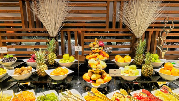 A buffet with various fruits and vegetables arranged on a table. - Mercure Istanbul Bomonti (Istanbul)