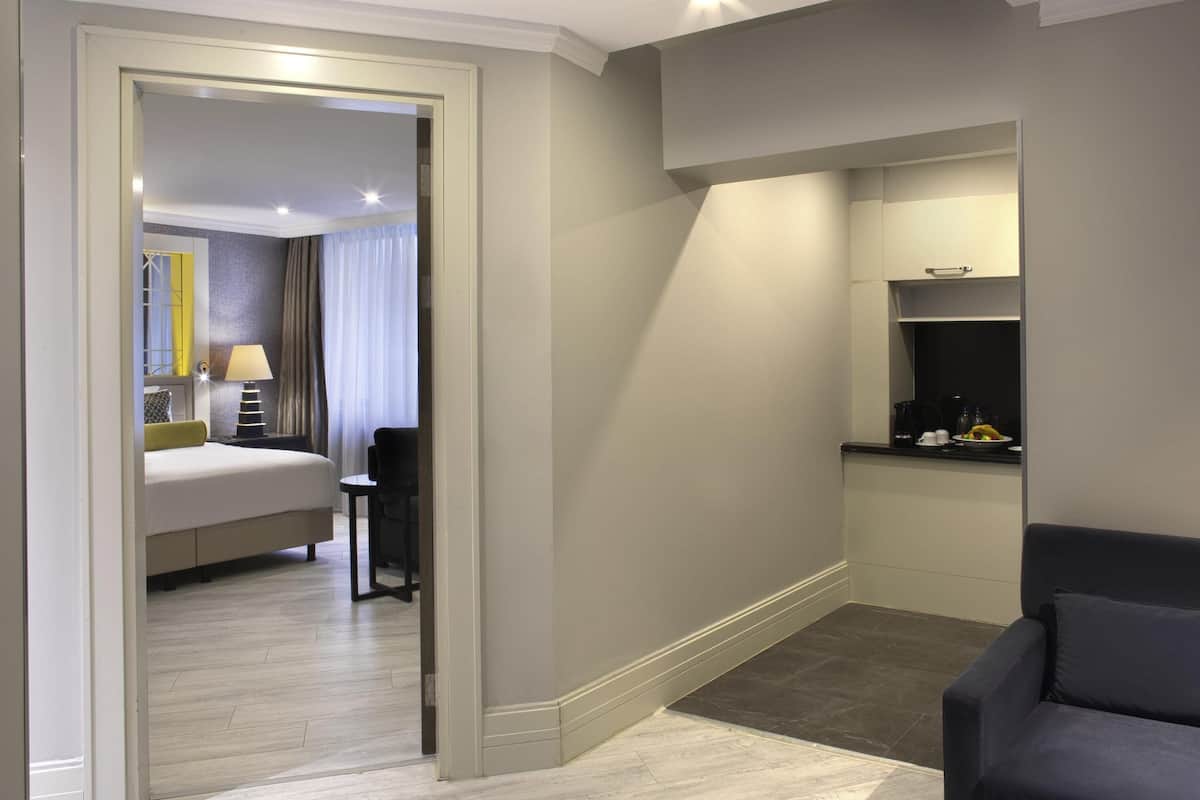 Suite Executive, 1 letto matrimoniale, vista città | Biancheria da letto ipoallergenica, minibar, una cassaforte in camera