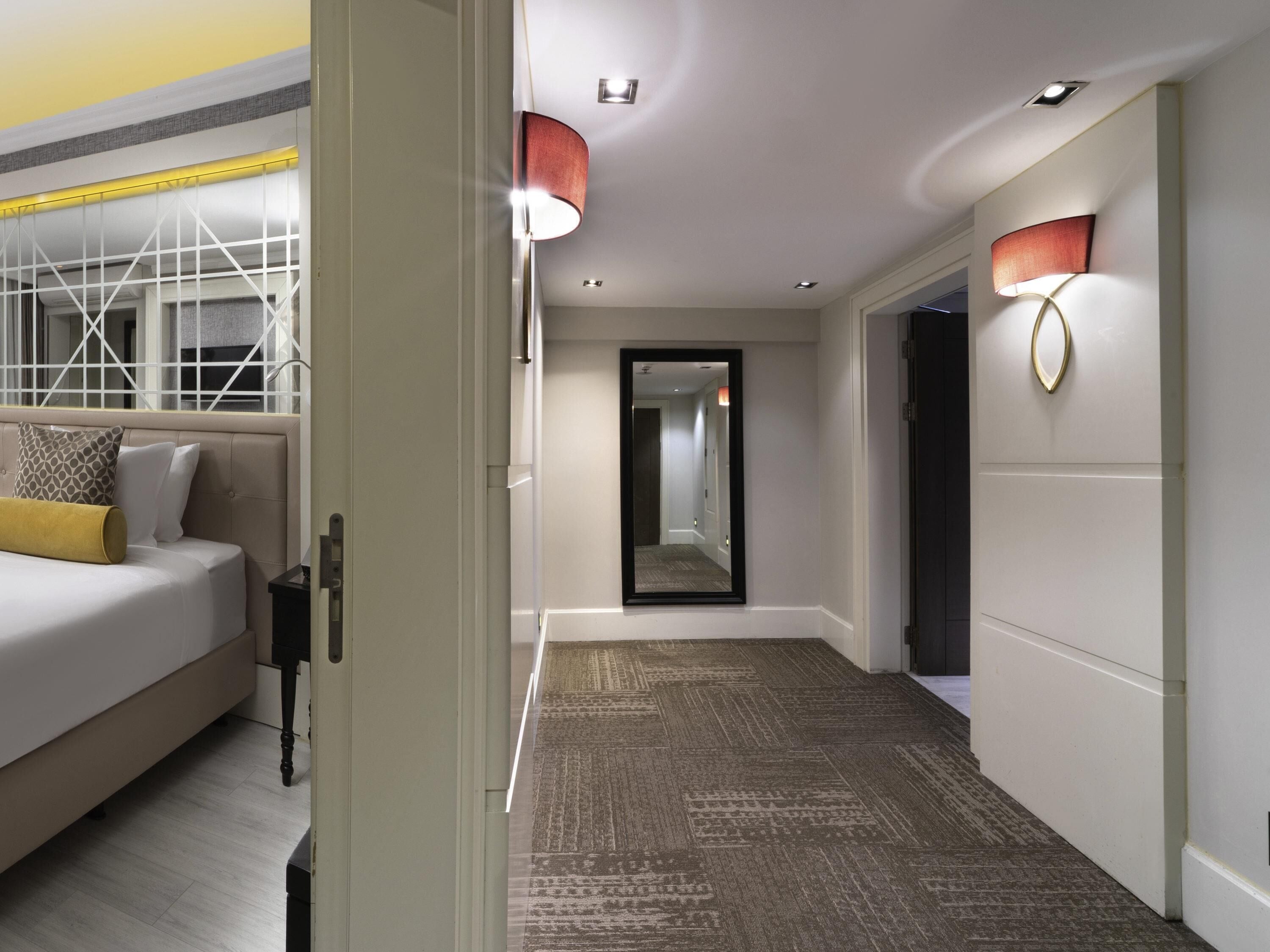 Familierom, 2 dobbeltsenger, rom vegg-i-vegg, byutsikt | Allergitestet sengetøy, minibar, safe på rommet og lydisolert