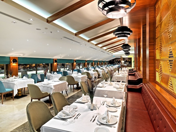 2 restaurants, spécialités Cuisine internationale