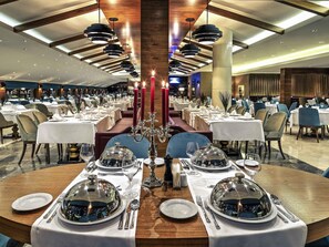 2 restaurants; breakfast, lunch and dinner served  - Mercure Istanbul Bomonti (Istanbul)