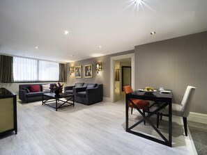 Rom – president, flere senger, byutsikt | Allergitestet sengetøy, minibar, safe på rommet og lydisolert