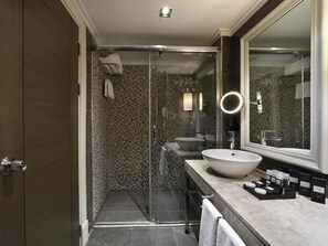 Ropa de cama hipoalergénica y minibar 