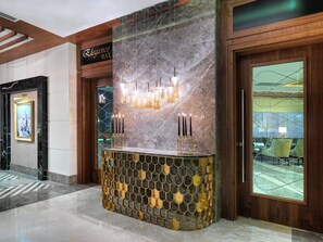2 Bars/Lounges, Lobby-Lounge