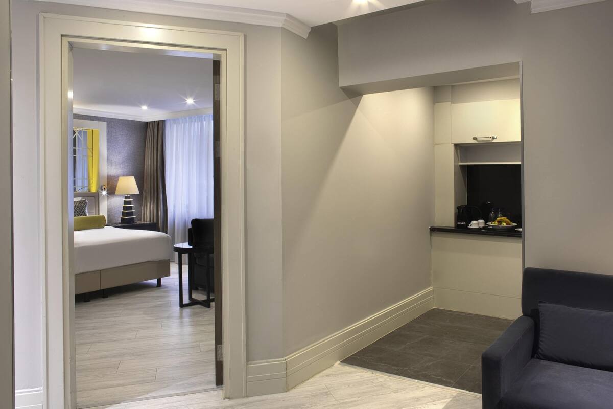 Hypo-allergenic bedding, minibar, in-room safe, soundproofing