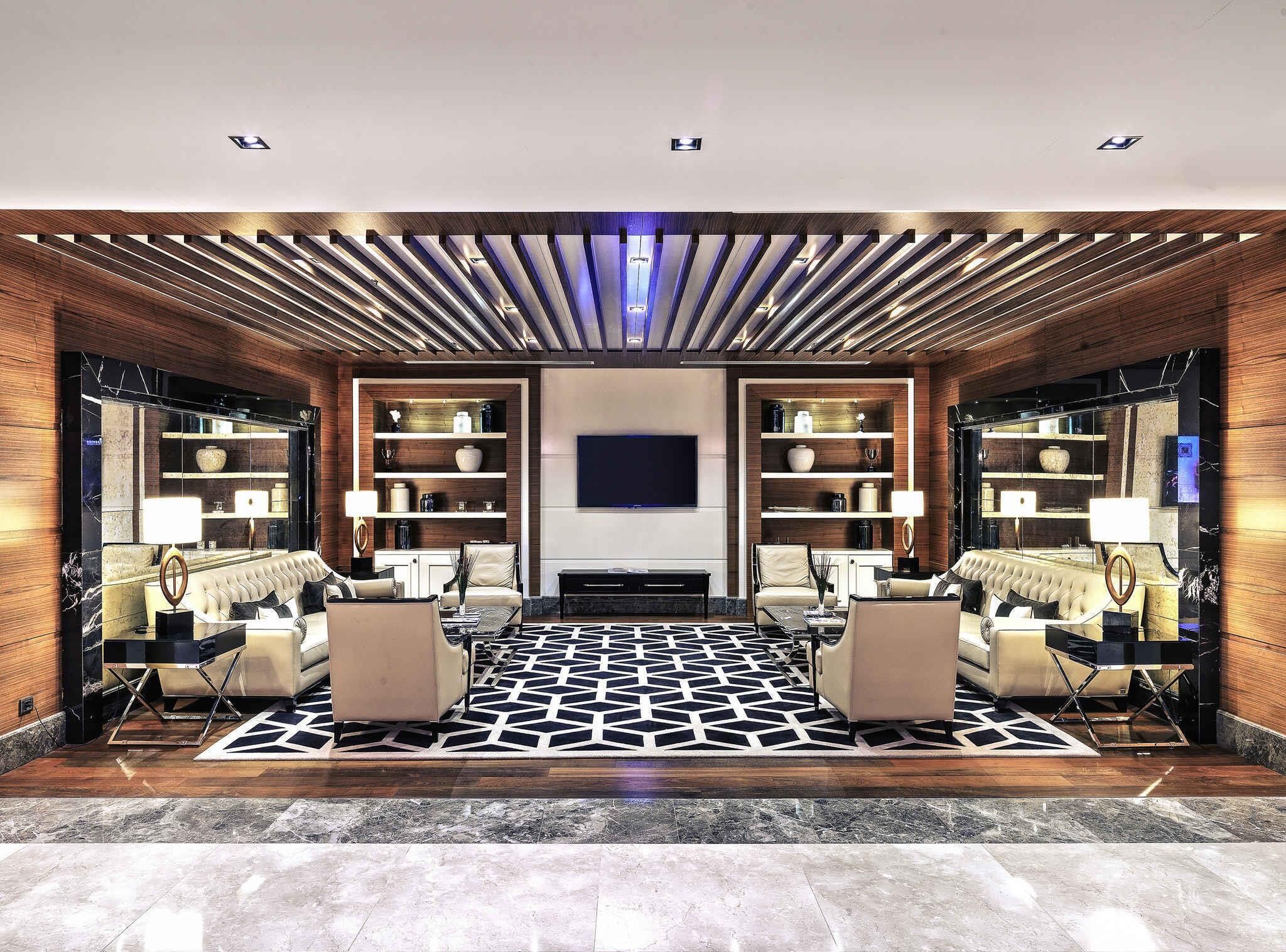 2 bars, lounge dans le hall