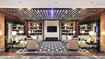 2 bars, lounge dans le hall