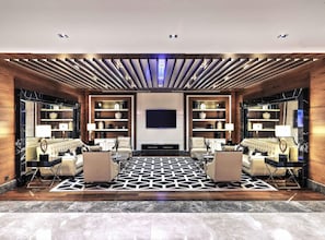 2 bars, lounge dans le hall