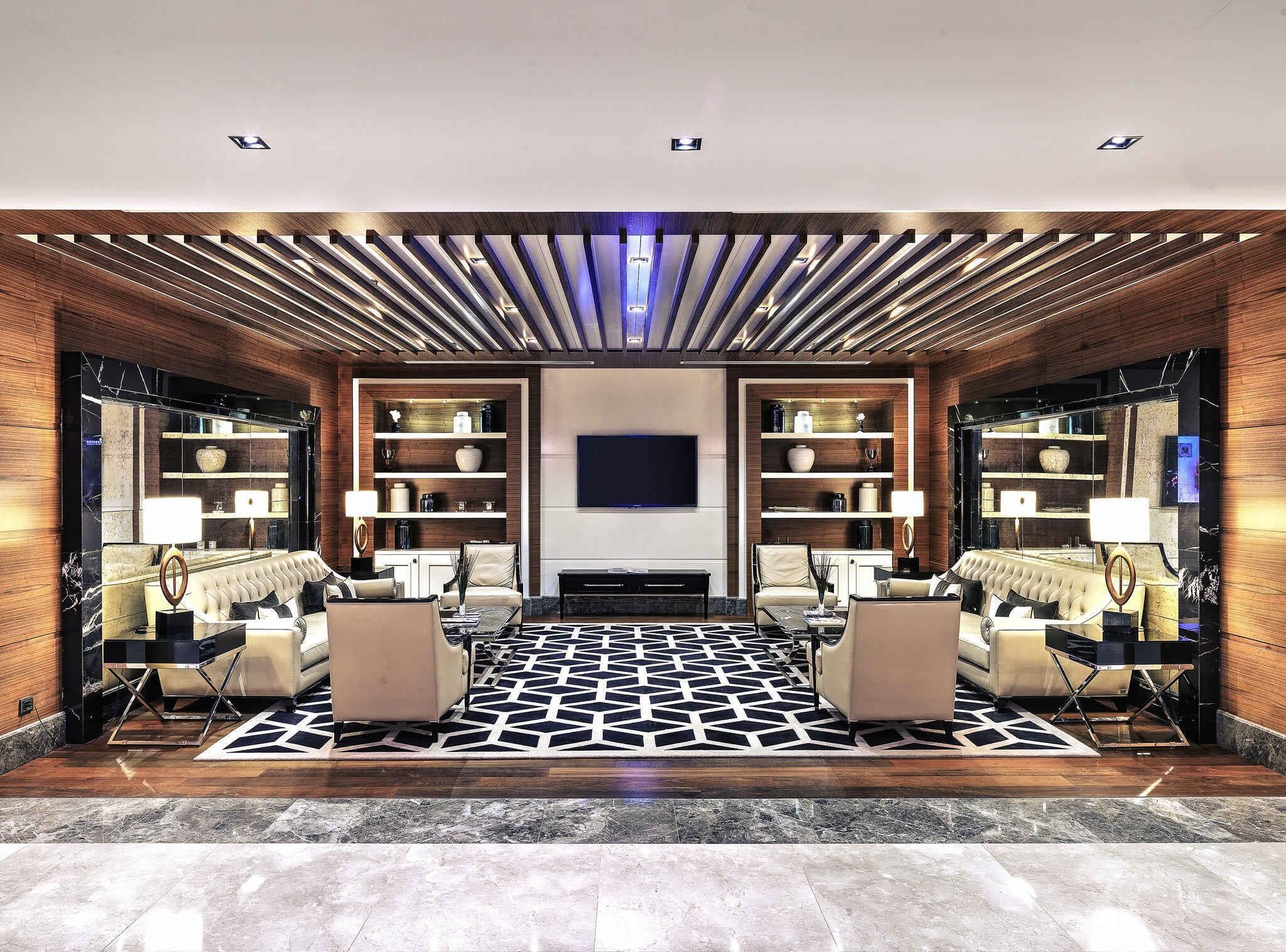 2 bars, lounge dans le hall