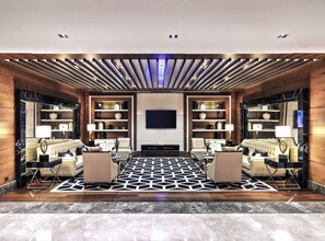 2 개의 바/라운지, 로비 라운지