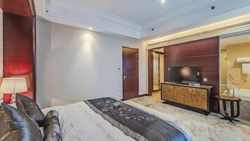 Minibar, in-room safe, iron/ironing board, Internet