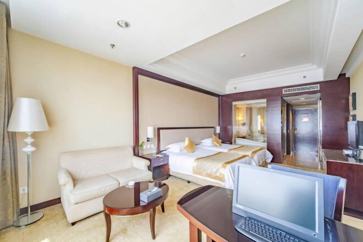 Minibar, in-room safe, iron/ironing board, Internet