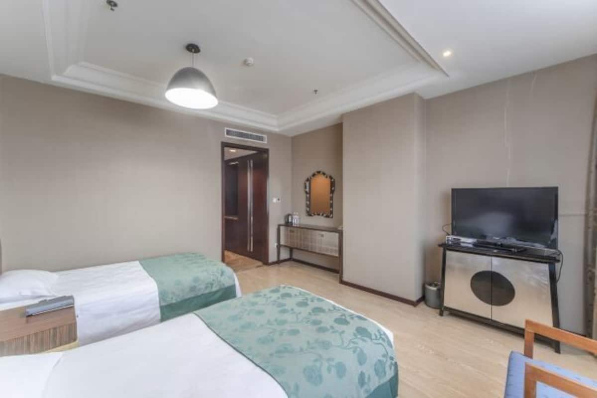 Minibar, in-room safe, iron/ironing board, Internet