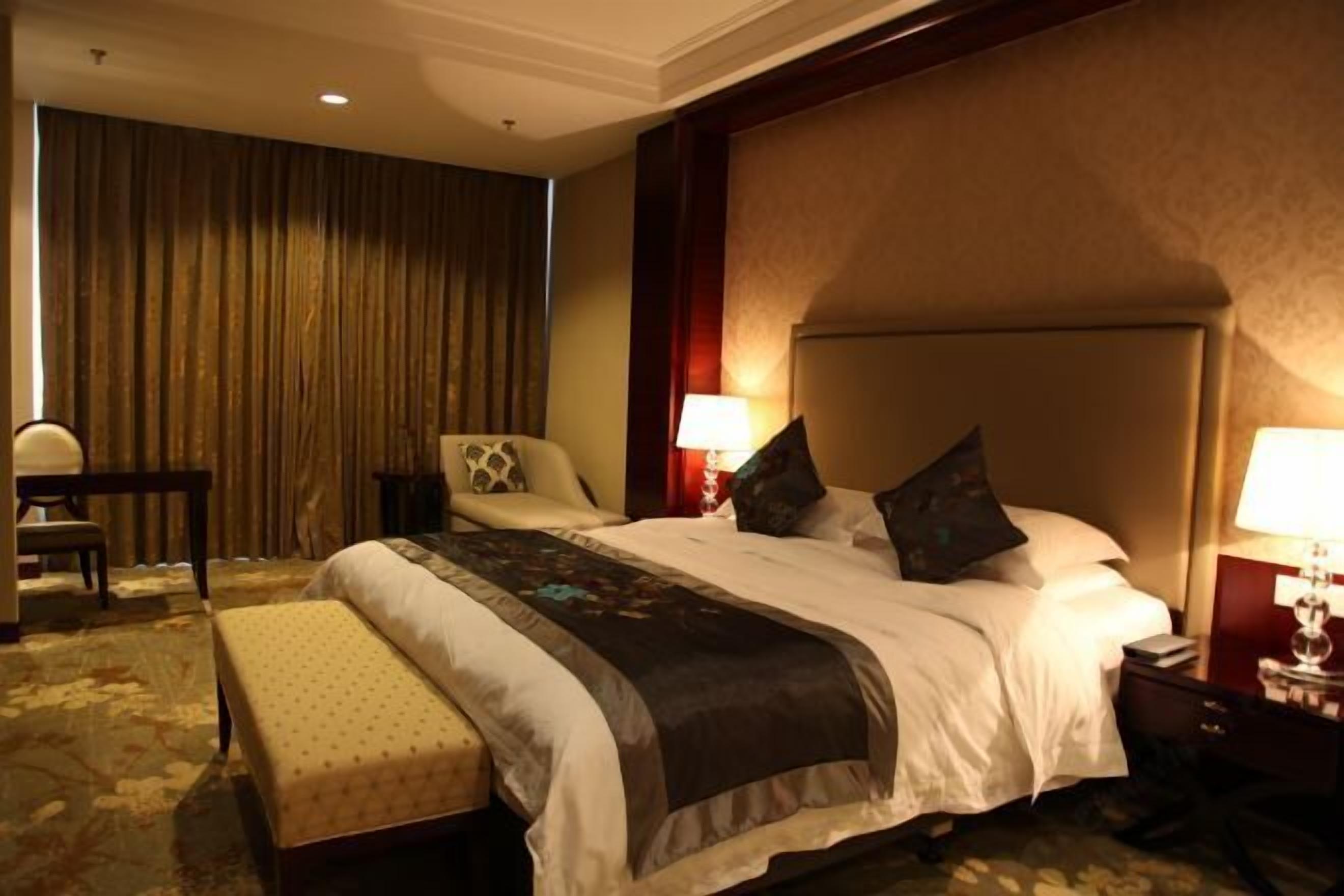 Minibar, in-room safe, iron/ironing board, Internet