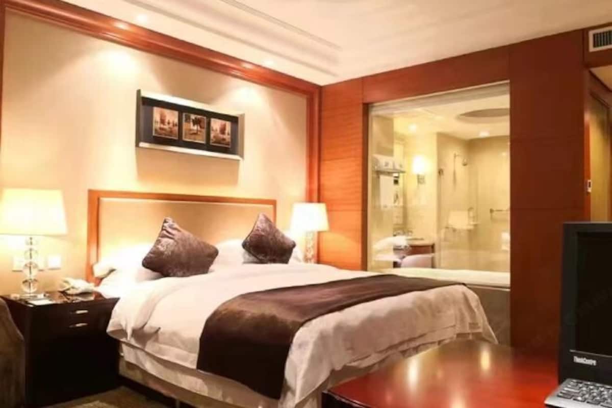 Minibar, in-room safe, iron/ironing board, Internet