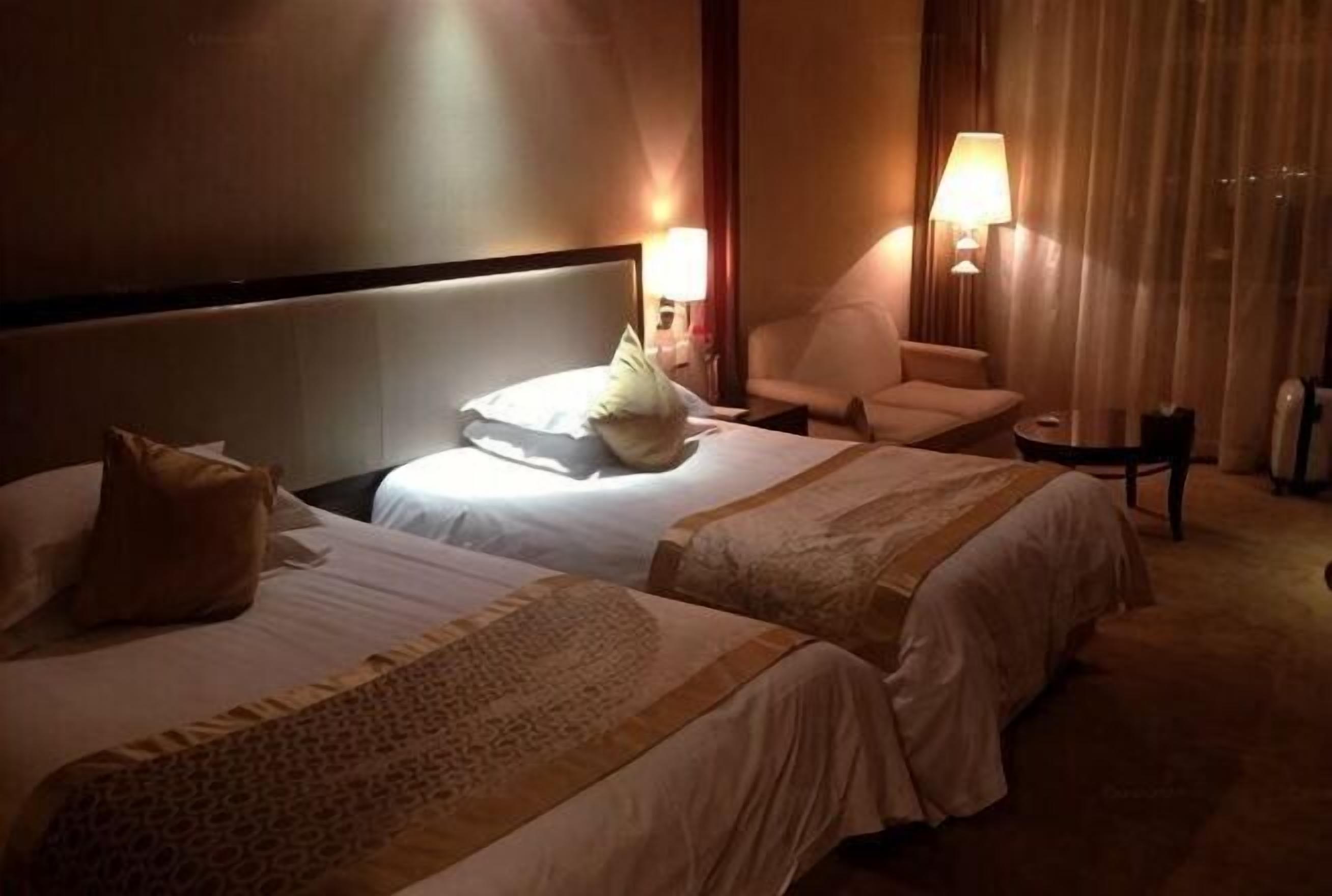 Minibar, in-room safe, iron/ironing board, Internet