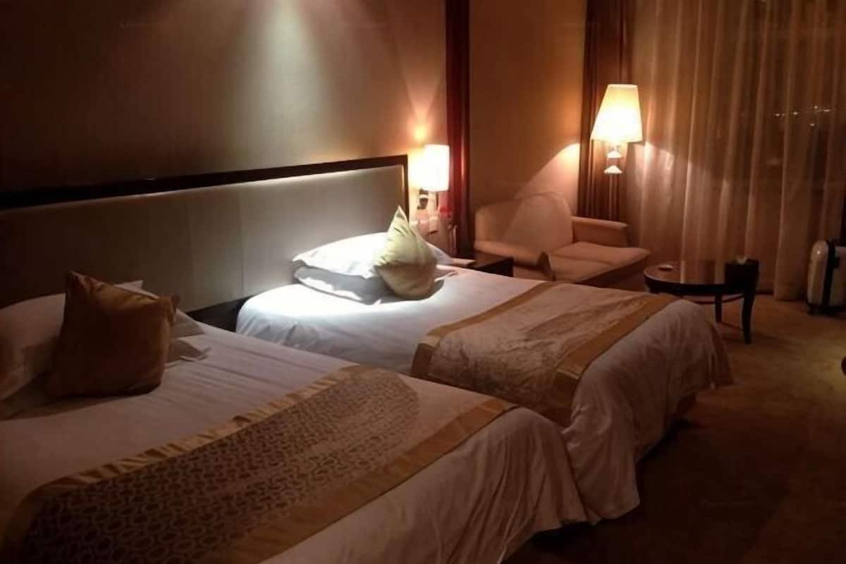 Minibar, in-room safe, iron/ironing board, Internet