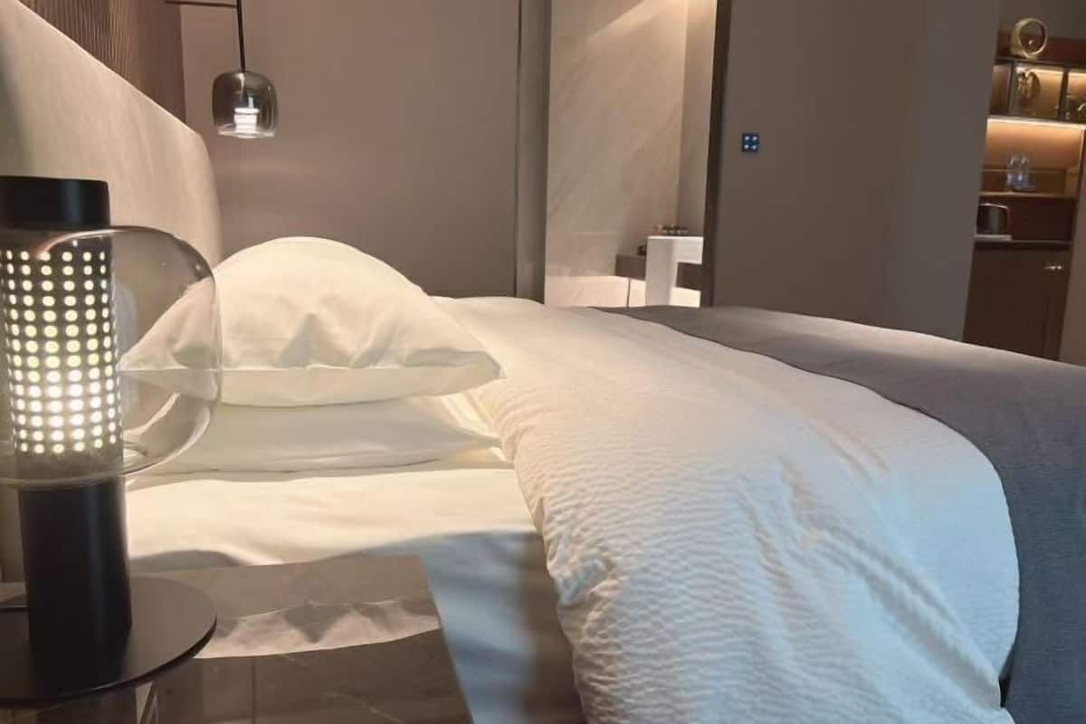 Minibar, in-room safe, iron/ironing board, Internet
