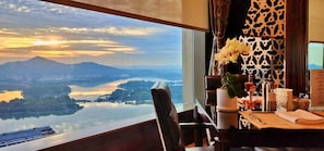 1 bedroom, premium bedding, minibar, in-room safe