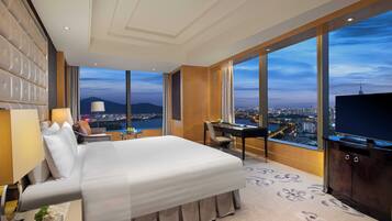 1 bedroom, premium bedding, minibar, in-room safe