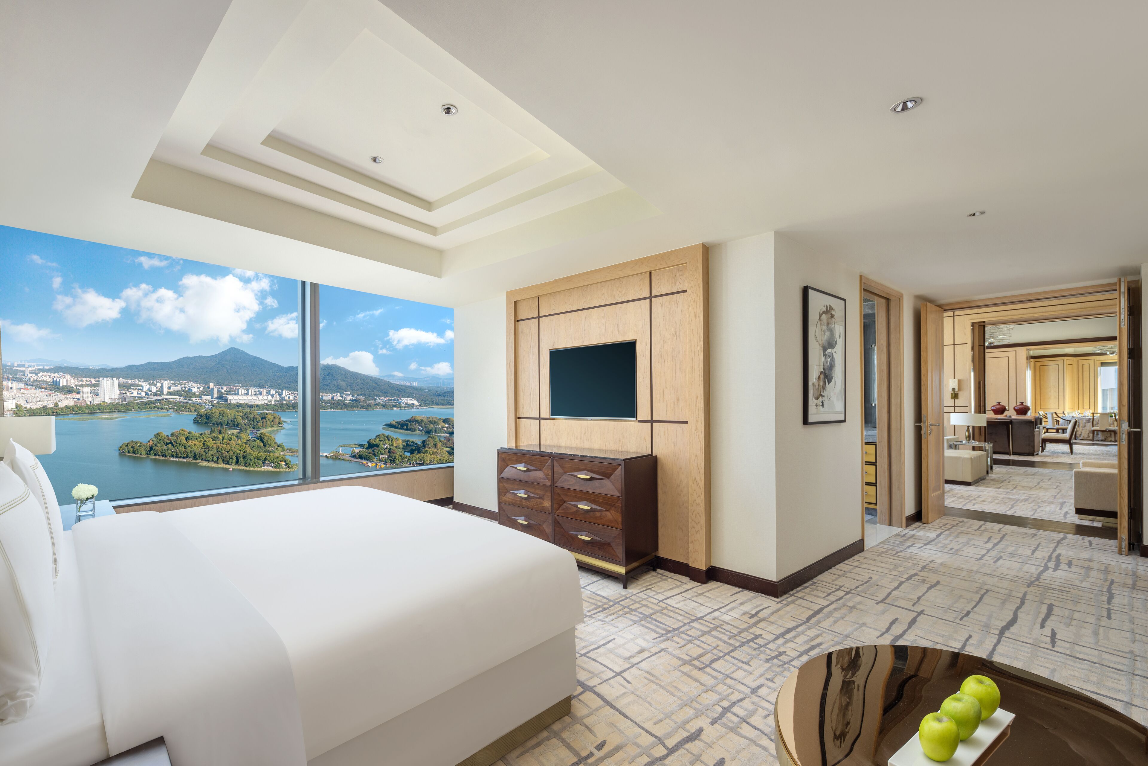 スイート (Shangri-La) | 高級寝具、ミニバー、セーフティボックス (室内)、客室ごとに異なる装飾