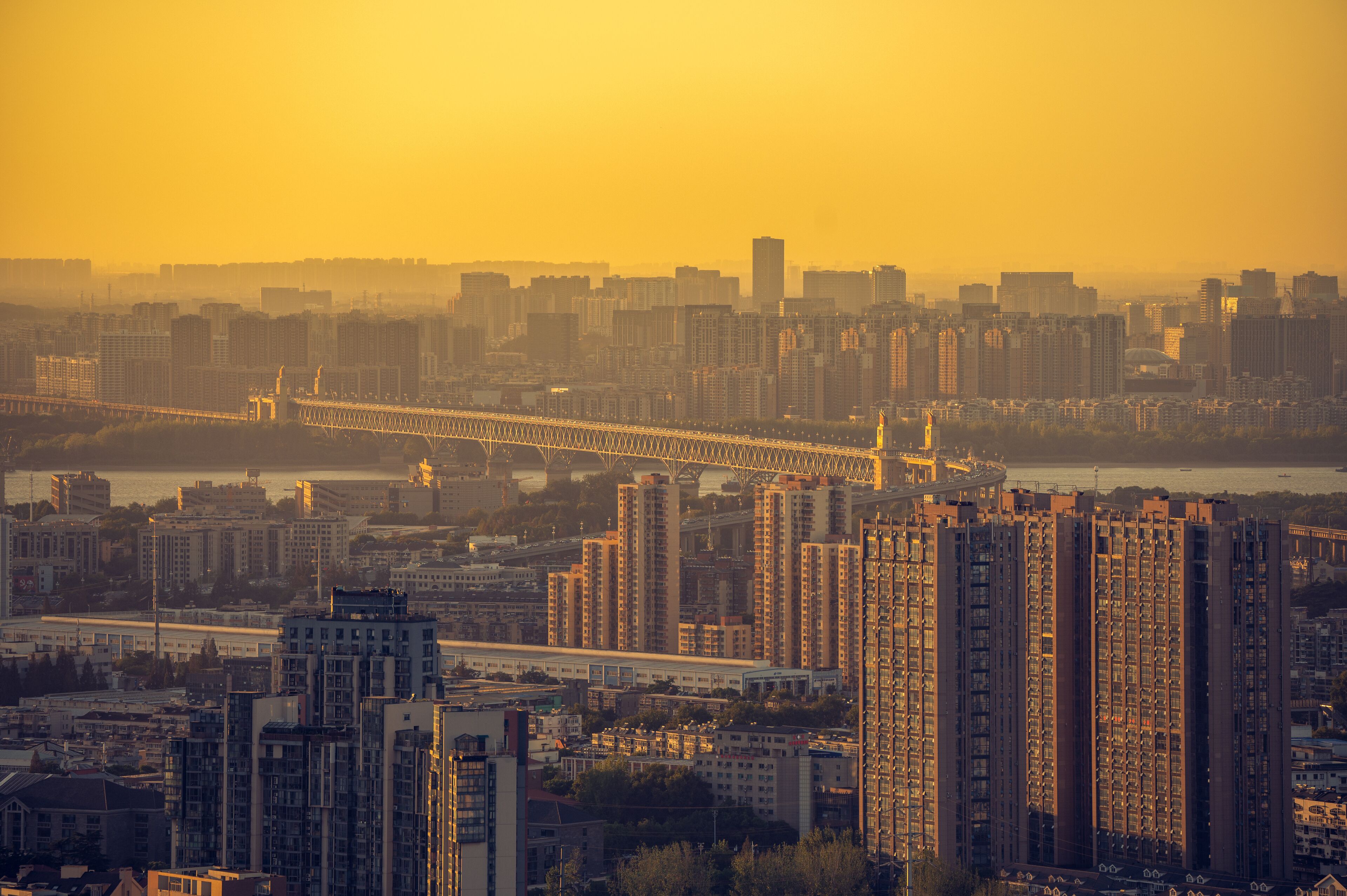 Une vue urbaine avec des gratte-ciel et un pont en arrière-plan.