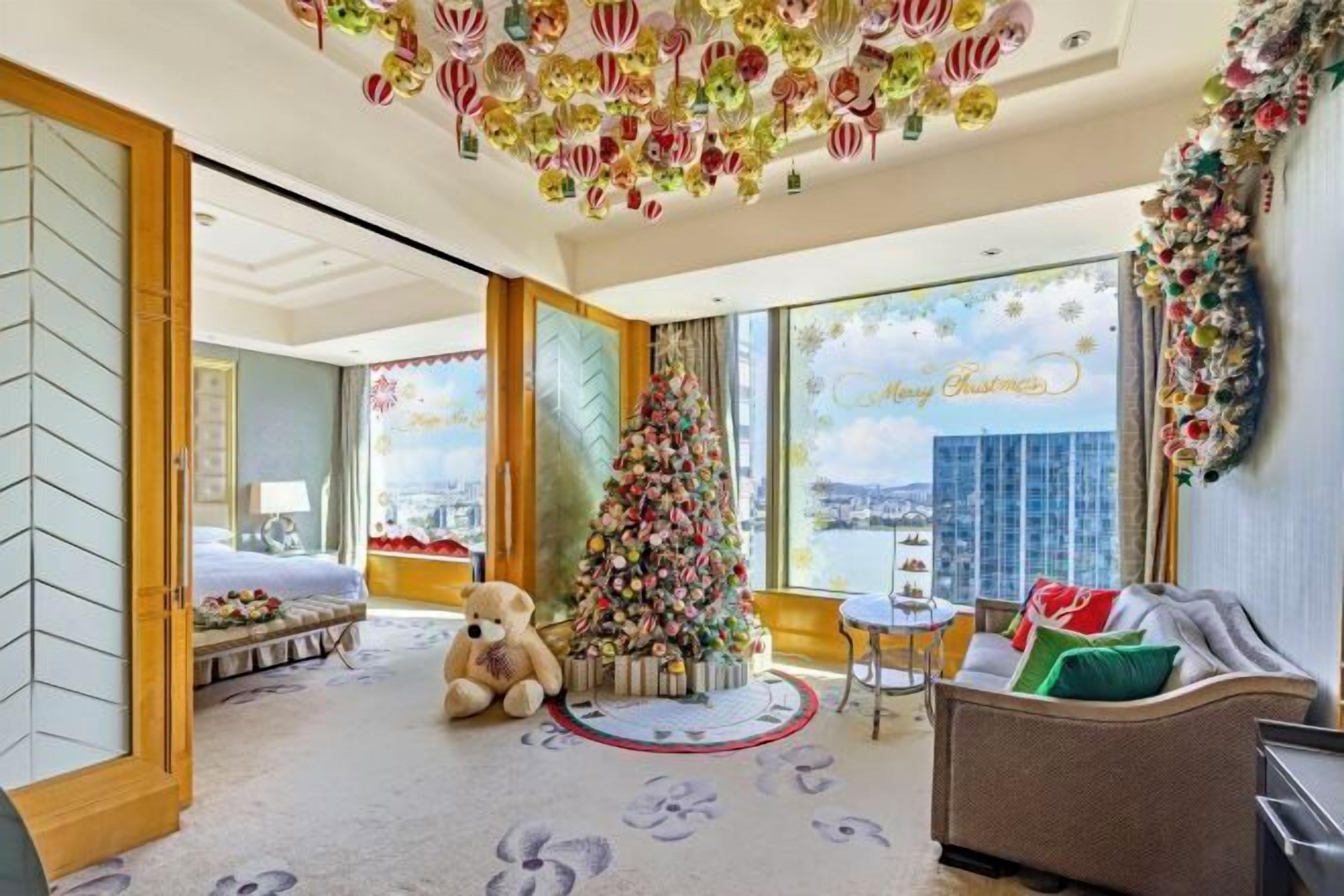 Hochwertige Bettwaren, Minibar, Zimmersafe, individuell dekoriert