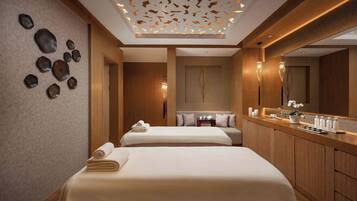 Salas de tratamiento para parejas, un sauna, baño turco